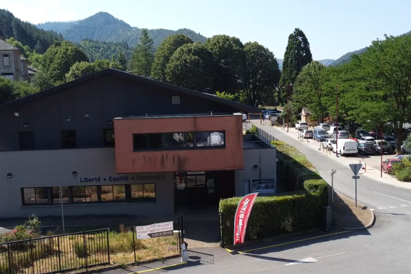 Au cœur du Parc national des Cévennes, à l'entrée des gorges du Tarn. Bâtiment neuf abritant un atelier de transformation de plus de 600 m², atelier-relais pour environ deux cents producteurs du territoire et ouvert aux particuliers.