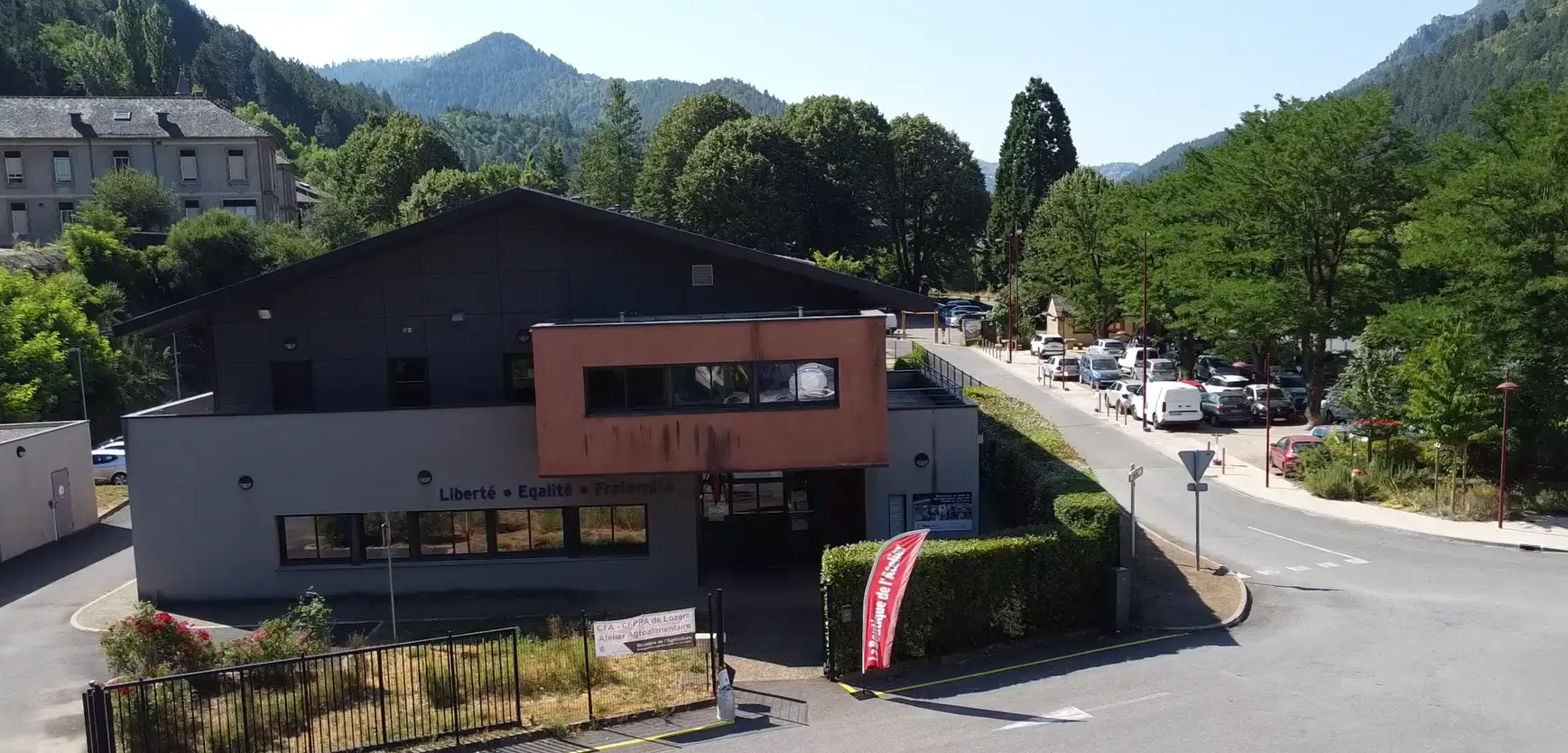 Découvrez l’Atelier Agroalimentaire de Florac, un outil unique en Lozère pour transformer vos fruits, former aux métiers de bouche et valoriser les produits locaux. Journées Portes Ouvertes le 10 septembre 2026.