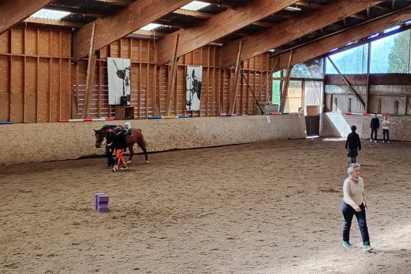 Élèves de 3e de l'enseignement agricole au manège des écuries de Civergols