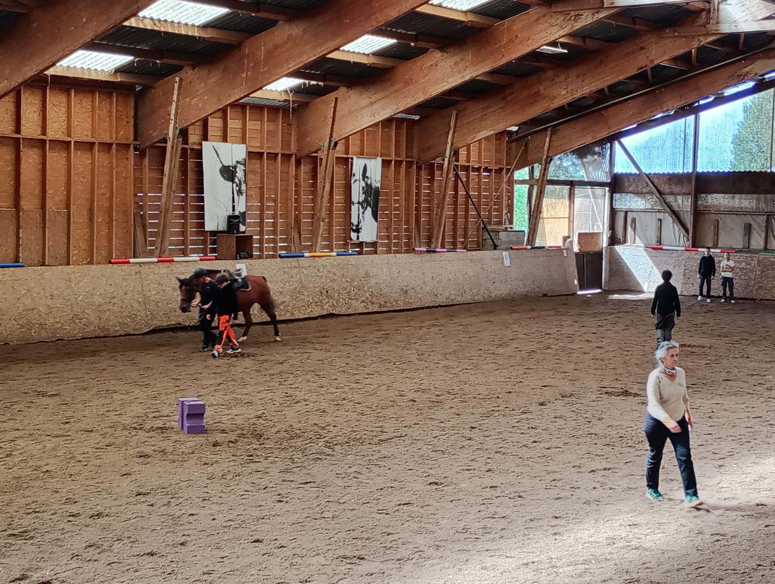 Élèves de 3e de l'enseignement agricole au manège des écuries de Civergols