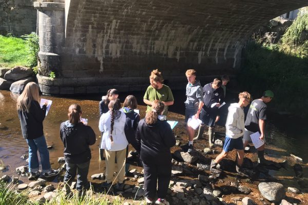 Élèves de seconde du lycée agricole François Rabelais réalisant des mesures dans la Rimeize